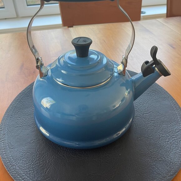Le Creuset Classic Whistling Tea Kettle Marseille Blue 1.6L / 1.70Qt - Picture 5 of 5